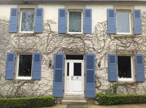 Fenêtres et porte d''entrée bois blanche, volets en bois bleu - Plestin 1312