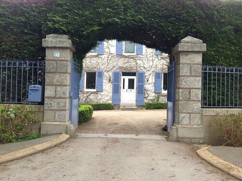 Fenêtres et porte d''entrée bois blanche, volets en bois bleu - Plestin 1318