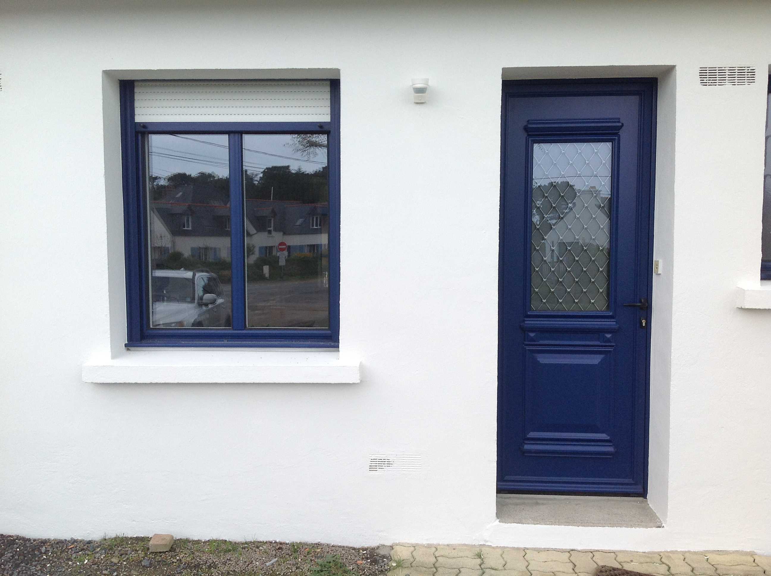 Porte d'entrée et fenêtres alu bleu, volets roulants tablier blanc
