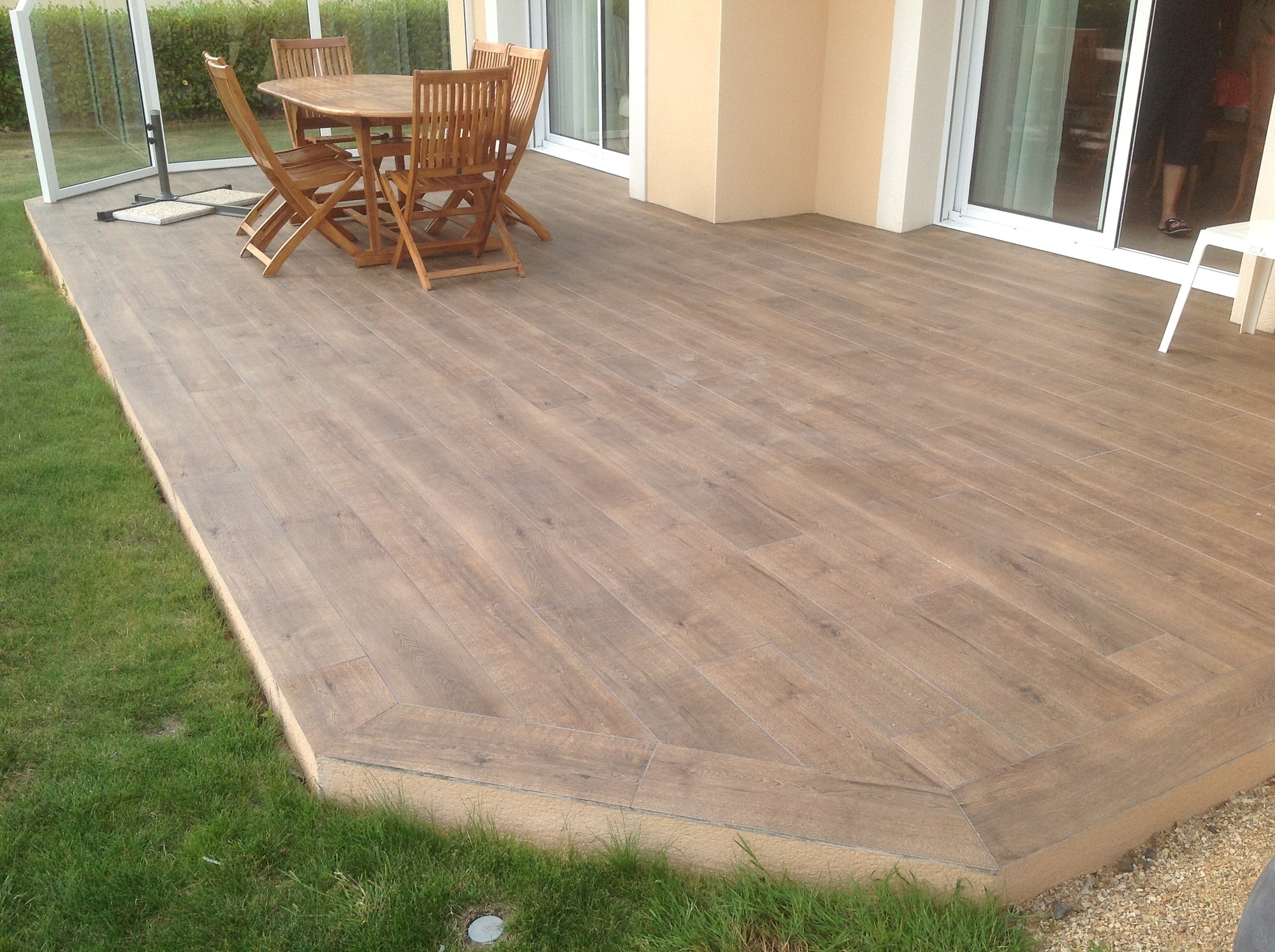 Carrelage imitation bois sur terrasse extérieure - Louannec